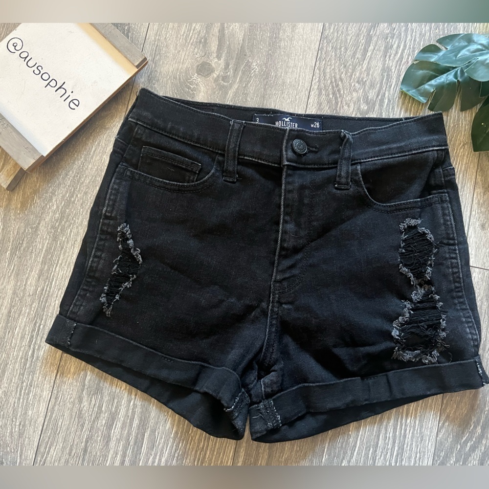Hollister rolled cuff stretchy jean shorts in black. Size 3/26